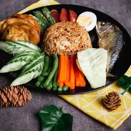 ข้าวคลุกน้ำพริกปลาทูปลาร้า