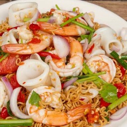 ยำมาม่า รวมมิตร (กุ้ง หมึก ปูอัด ชิ้นหมู ไส้กรอกไก่ หมูสับ)