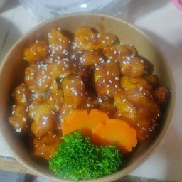 ข้าวอกไก่ทอดซอสกระเทียม