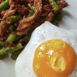 ข้าวผัดพริกแกง ถั่วฝักยาว เนื้อ+ท๊อปปิ้ง