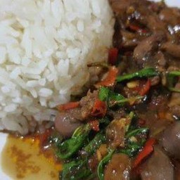 กระเพราเครื่องในไก่ราดข้าว