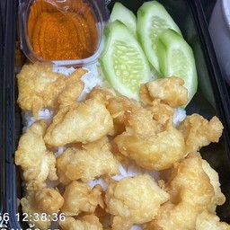 ข้าวไก่ทอดซอสน้ำปลา