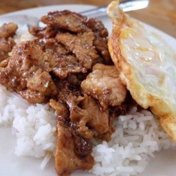 ข้าวหมูชิ้นกระเทียมพริกไทย+ท๊อปปิ้ง