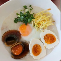โจ๊กหมูสับปั้น  สามไข่ (ไข่ลวก ไข่เค็ม ไข่เยี่ยวม้า)