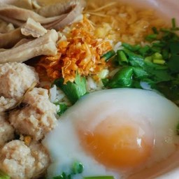 ข้าวต้มรวมเครื่องใน ไข่ลวก