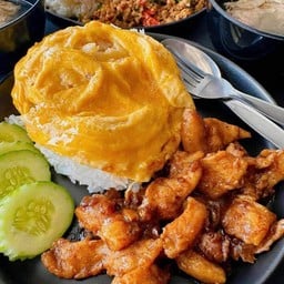 ข้าวหมูกระเทียมพริกไทย