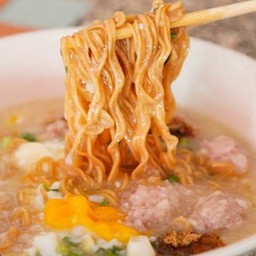 โจ๊กมาม่า หมูสับปั้นก้อน ไข่ลวก