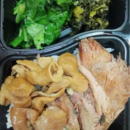 ข้าวขาหมูเนื้อใส้