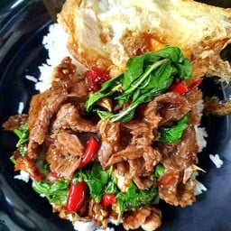 กะเพราหมูชิ้นราดข้าว+ไข่ดาว