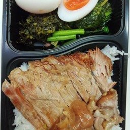 ข้าวขาหมูเนื้อ ล้วนไข่เป็ดยางมะตูม