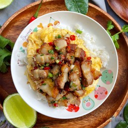 หมูกรอบคั่วพริกเกลือไข่ข้นพิเศษไข่ 2 ใบ