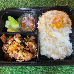 ข้าวหมูทอดกระเทียมพริกสด+ไข่ดาว