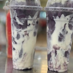 บลูเบอร์รีปั่นโยเกิร์ต (ร้านเตยชากาแฟอัมพวา)