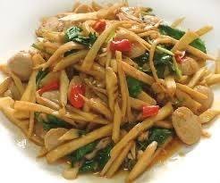 ข้าวกระเพราลูกชิ้นเนื้อ หน่อไม้+ท๊อปปิ้ง