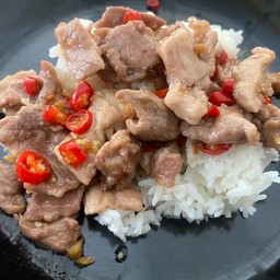 ข้าวหมูชิ้นผัดพริกเกลือ