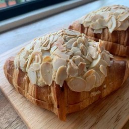 ครัวซองอัลมอนด์ 1 ชิ้น