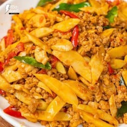 ข้าวผัดพริกแกงหน่อไม้เหลือง