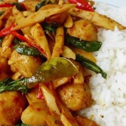 ผัดพริกแกงปลาหมึกใส่หน่อไม้(ราดข้าว)