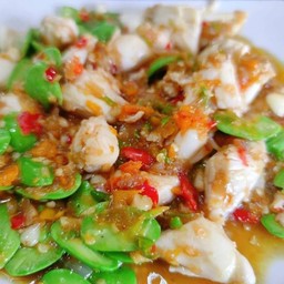 เนื้อปูก้อนผัดสะตอ