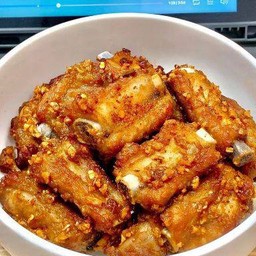 ซี่โครงหมูทอดซอสกระเทียม