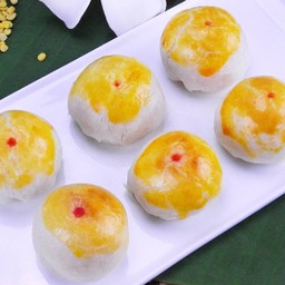 ขนมเปี๊ยะไส้ถั่วไข่เค็ม กล่อง 6 ชิ้น