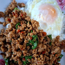 กะเพราหมูสับราดข้าว