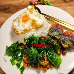 ไข่เยี่ยวม้ากะเพรากรอบ ราดบนข้าวหอมมะลิ
