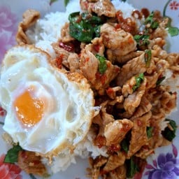 กะเพราหมูชิ้นราดข้าว