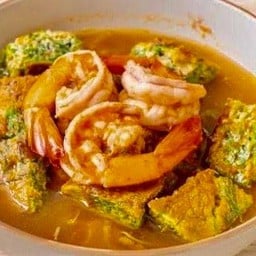 แกงส้มกุ้งชะอมไข่