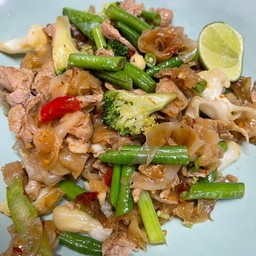 ผัดขี้เมา เส้นใหญ่