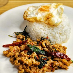 [อร่อยซ่ากับโค้ก] ข้าว ราดผัดกะเพรา +  โค้ก ออริจินัล (กระป๋อง) 