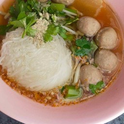ก๋วยเตี๋ยวลูกชิ้นนำชัย حلال ร้านแม่สมร สาขาสุวินทวงศ์88