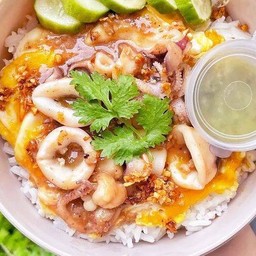 ข้าวไข่ข้นหมึกทอดกระเทียม