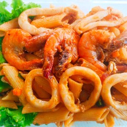 ผัดมักกะโรนีทะเลใส่ไข่ (กุ้ง+หมึก)