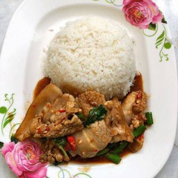 กระเพราหมูสามชั้นราดข้าว