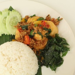 กะเพราไก่สับเต้าหู้อ่อนราดข้าว+ไข่ดาว