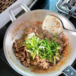 หมูทอดริมสระ