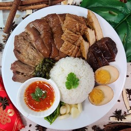 ข้าวขาหมูใส่ทุกอย่าง