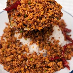 ข้าวหมูสับคั่วพริกแห้ง