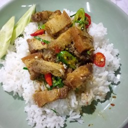 ข้าวเครื่องแกงหมูกรอบ