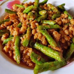 ข้าวกะเพราพริกแห้ง By.กนก (ตลาดเอเซียสากล)