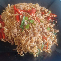 มาม่าผัดกระเพรา