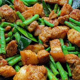 ผัดพริกแกง ราดข้าว