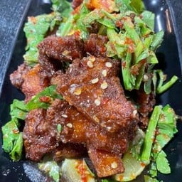 ยำสามชั้นทอด