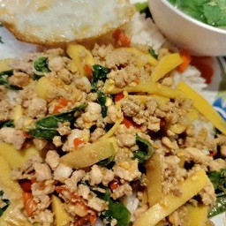 กะเพราหมูสับหน่อไม้+ไข่ดาว