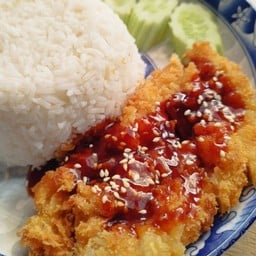 [อร่อยซ่ากับโค้ก] SET ข้าวหน้าไก่กรอบซอสเกาหลี(เผ็ดคูณสอง)+สลัดผัก +  โค้ก ออริจินัล (ขวด)