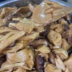หน่อไม้จีนผัดแห้งซี่โครวหมูอ่อน