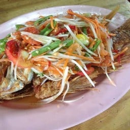 ปลาทับทิมทอดราดส้มตำ