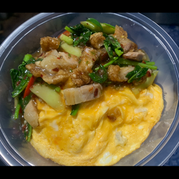 ผัดคะน้าหมูกรอบราดข้าว ไข่เยิ้ม ไข่2ฟอง