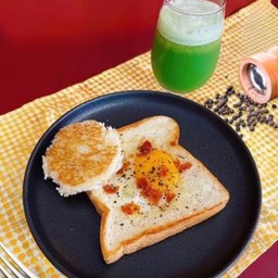 ขนมปังย่างไข่ คู่กับ น้ำผลไม้สกัดเย็น